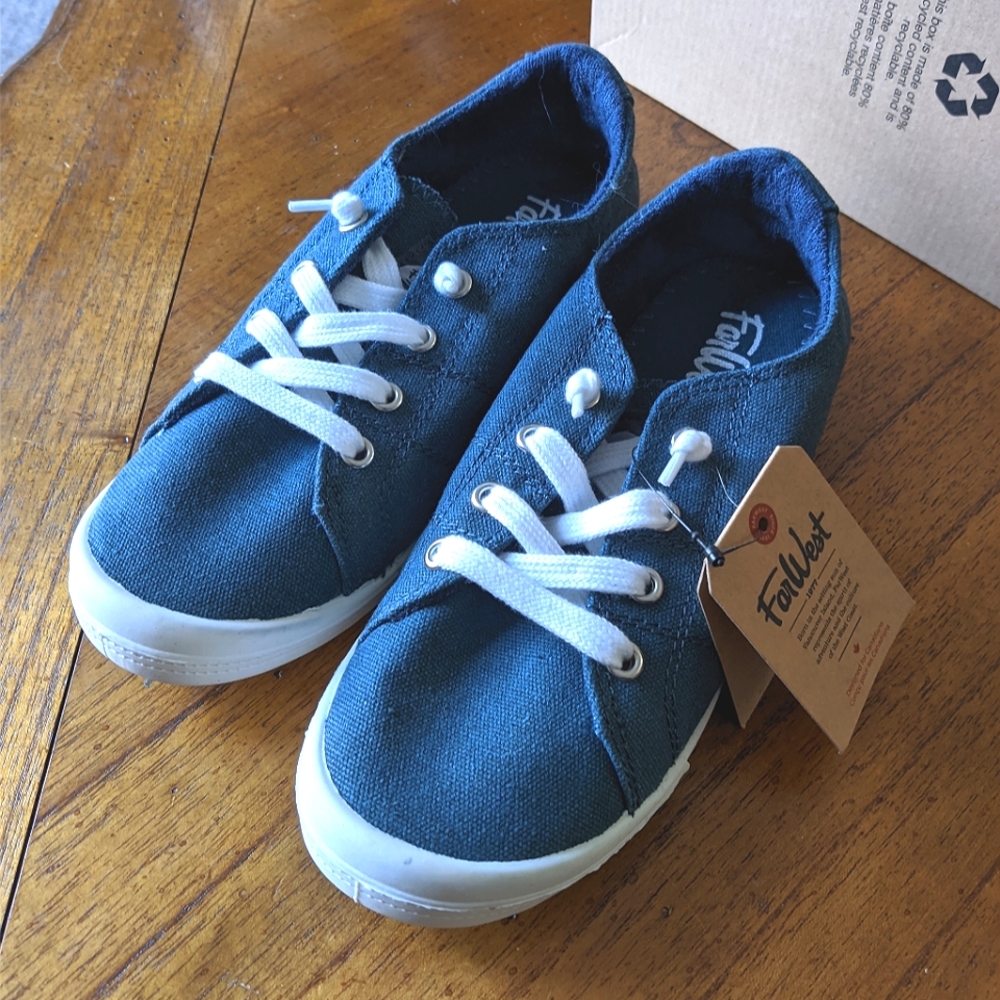 NWT FarWest Payton 7W Wide Navy Blue Slip-on Sneakers